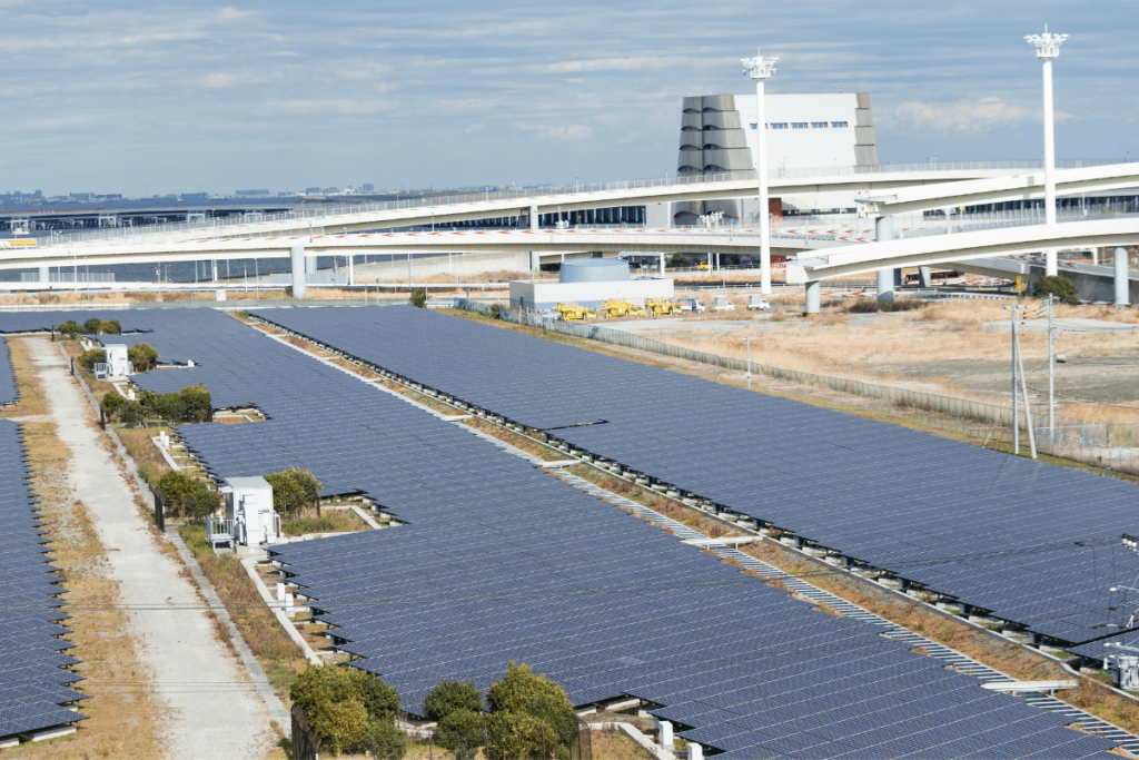 7. A energia solar é renovável, mas como ela se diferencia de fontes não renováveis?