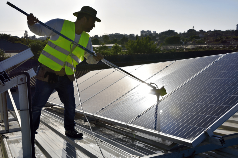 Como fazer a limpeza correta de placas solares Invest Sustain Energia Solar