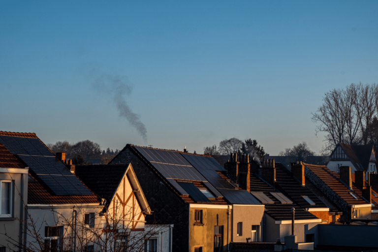 Consumidores acima de 40 anos lideram financiamentos solares Invest Sustain Energia Solar