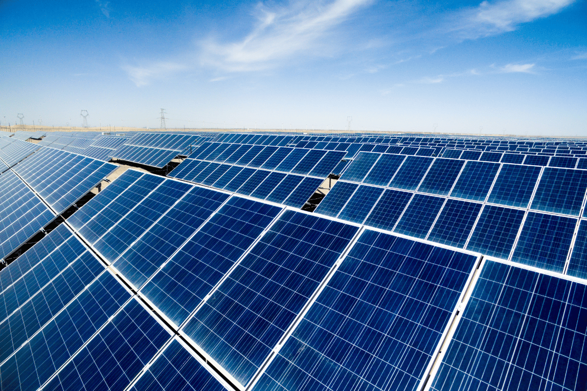 Painéis solares e baterias seguirão em excesso até 2027 Invest Sustain Energia Solar